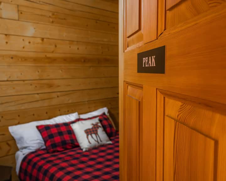 Peak
1 Queen Bed
Main Floor