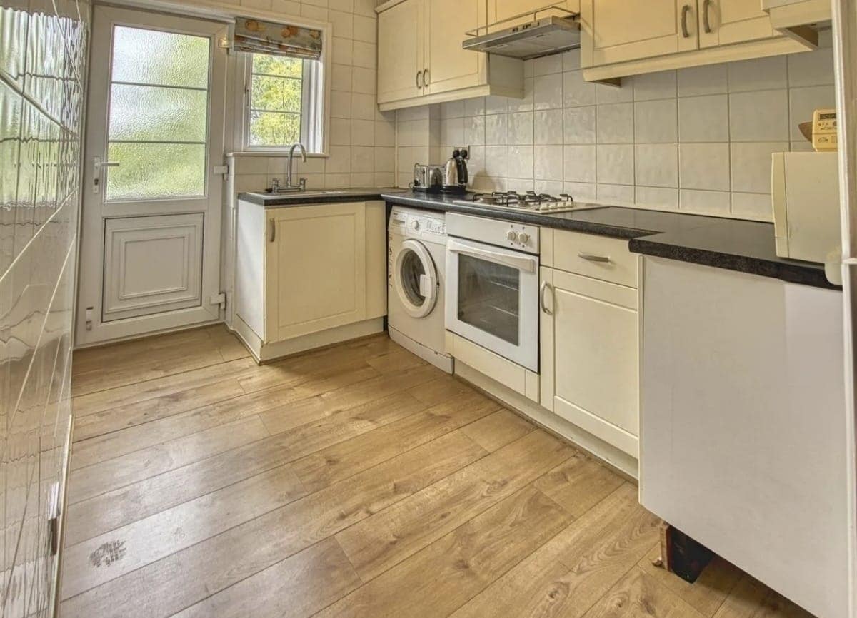 30 min to Zone 1, free parking, family room
