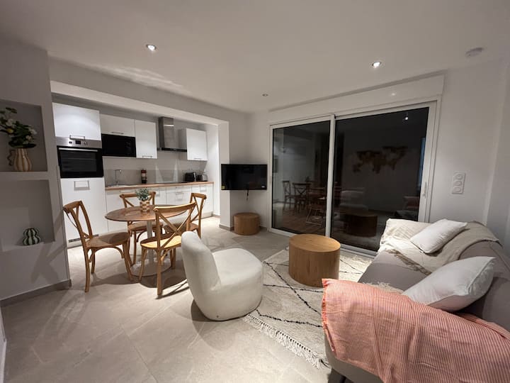 Le Jardin Secret Avec Son Jacuzzi Privé - La Rochelle
