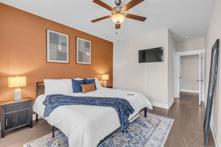 Soba ima veliko ogledalo, TV od 40 inča i vlastitu kupaonicu.