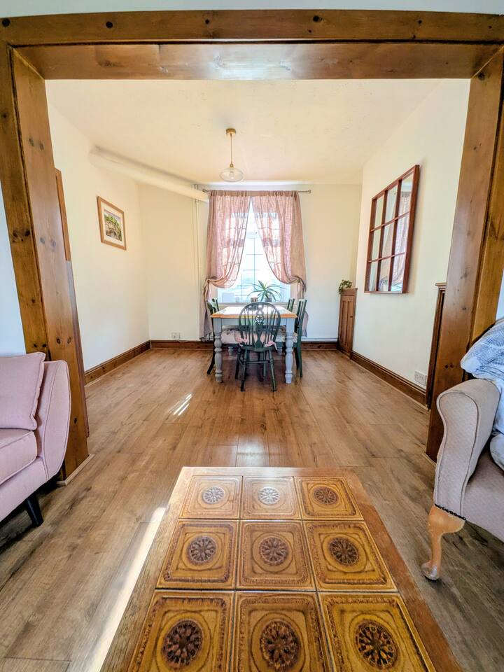 Charming Blue Cottage - Bridgend