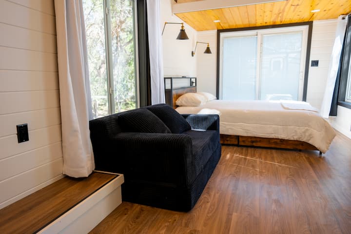 Stylish Tiny House Retreat Near Lake Travis - Lago Vista, TX