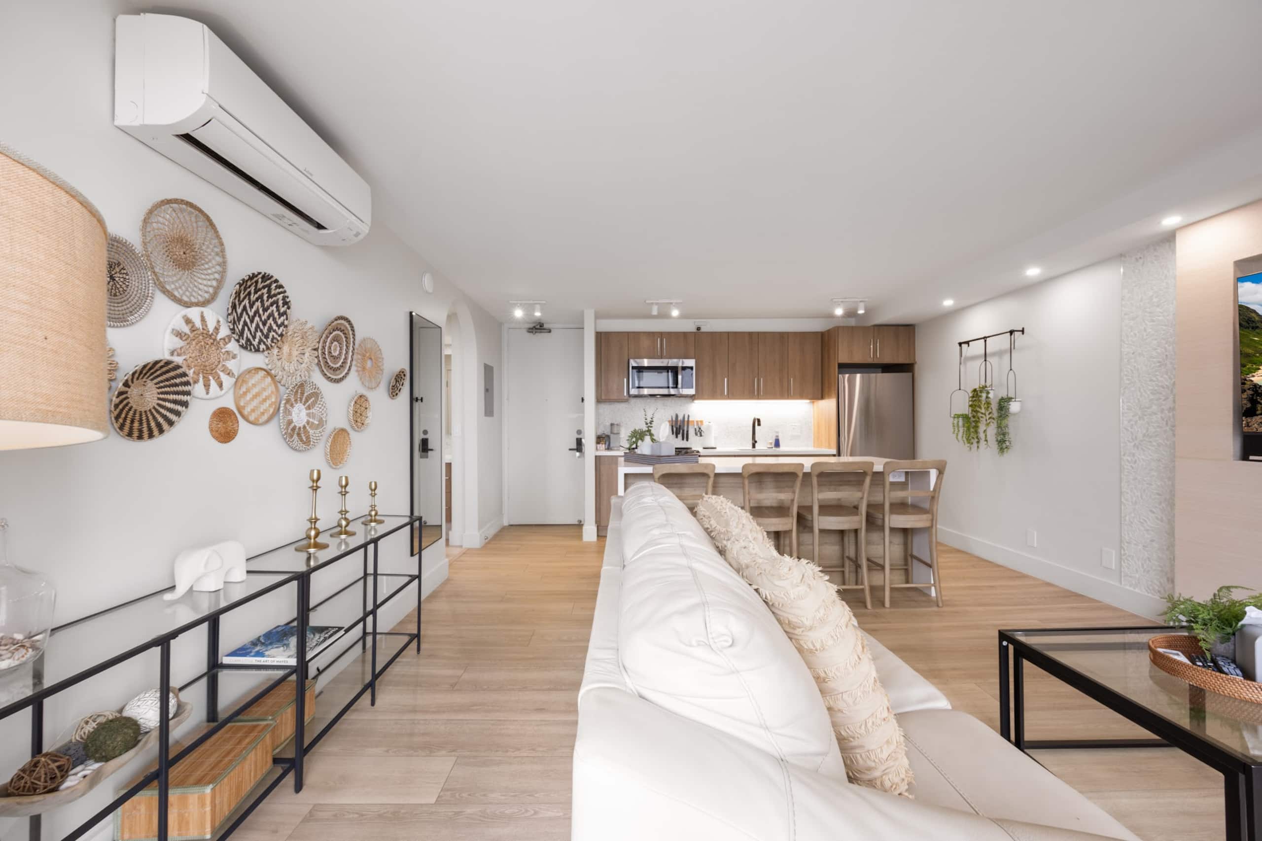 Renovated Waikiki Banyan 1BR | Diamond Head View - Image 3