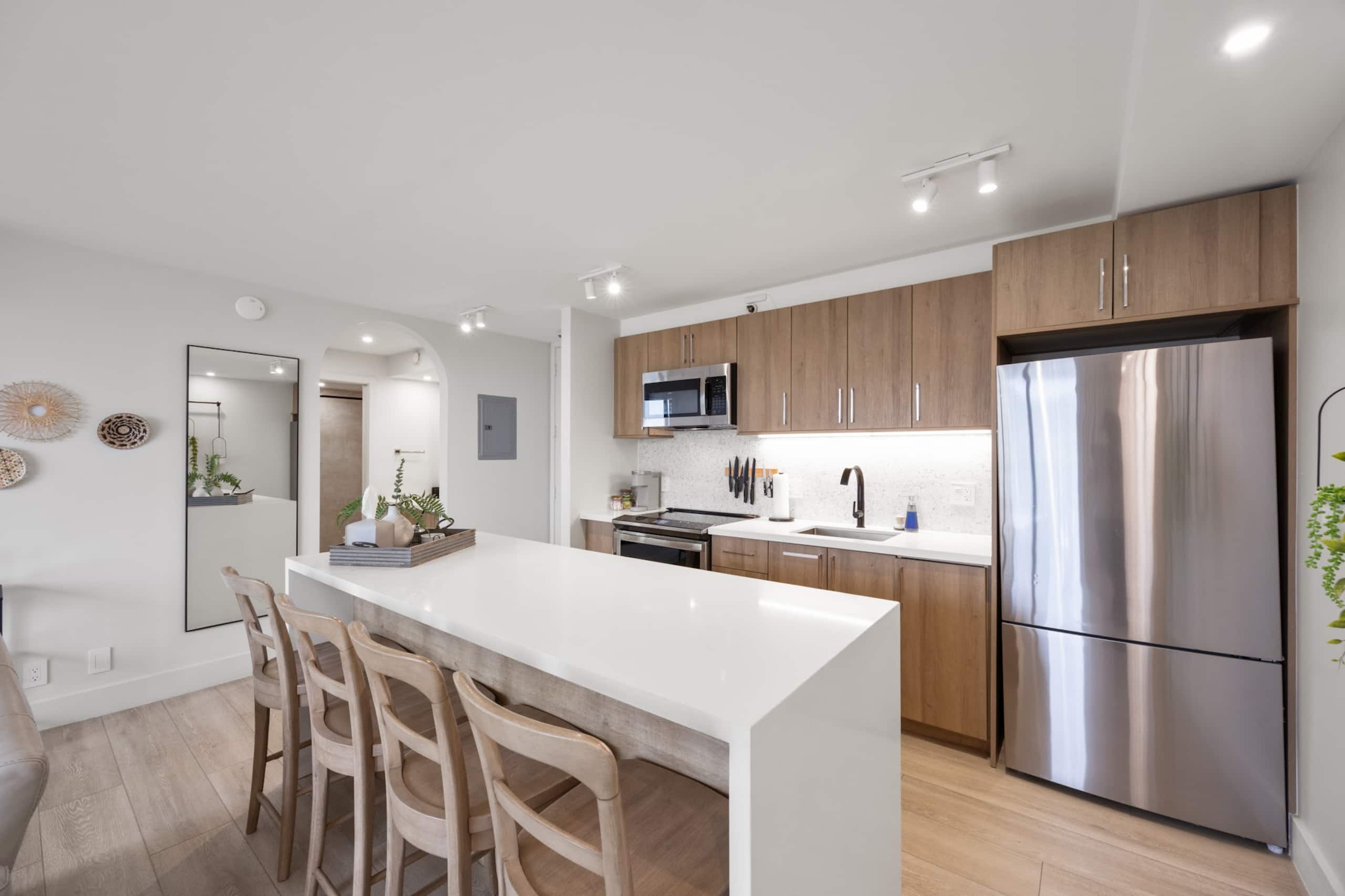 Renovated Waikiki Banyan 1BR | Diamond Head View - Image 11