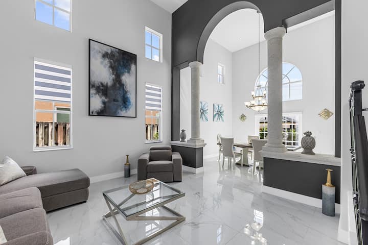 Dolphin House/ Lux Pool Home - Doral, FL