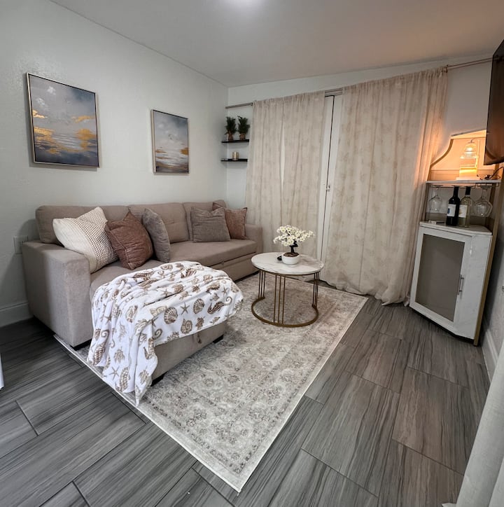 Cozy Luxury Retreat | 1br Near Beach & Downtown - Palm Springs, FL