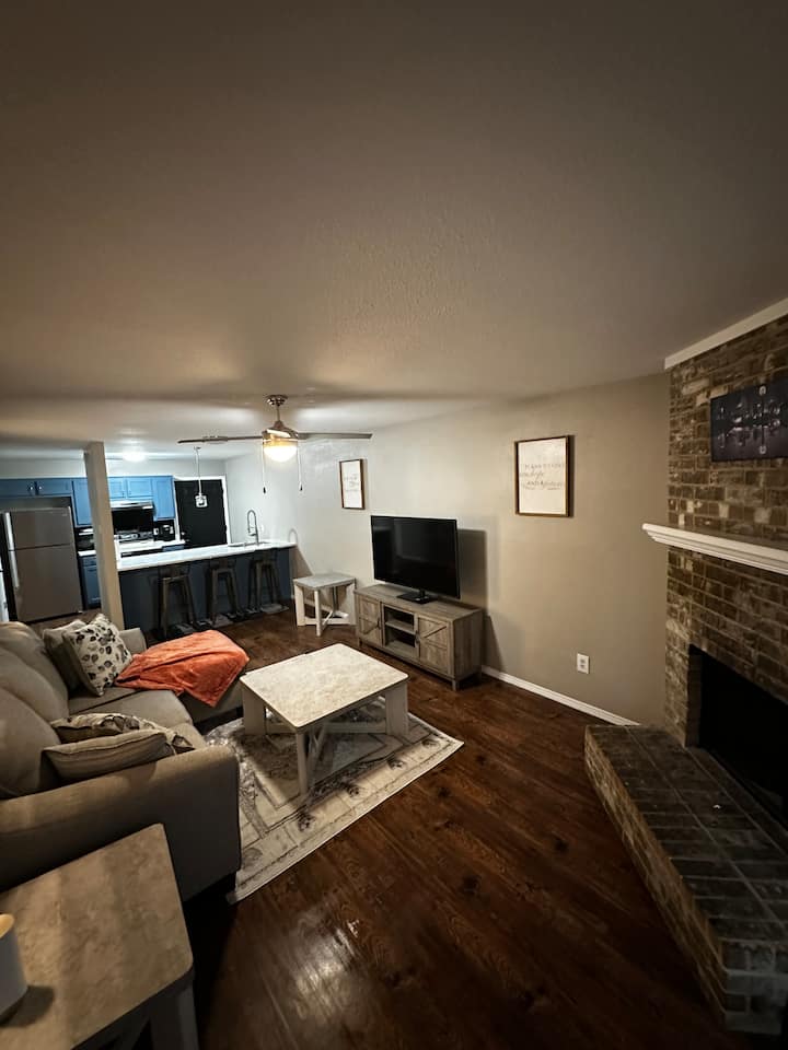 Beautiful, Cozy, 2 Bedroom And 1.5 Bathrooms. - DeSoto, TX