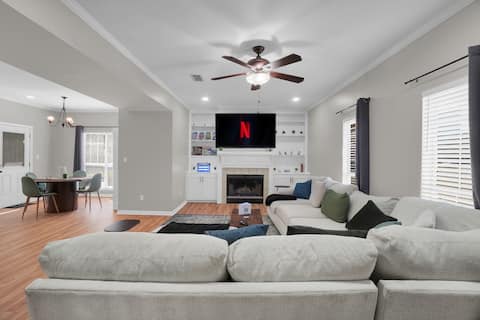 Popular Airbnb listing: 4BR | 2 King Bed | Grill | 1gb Wi-Fi | Smart TVs in Montgomery