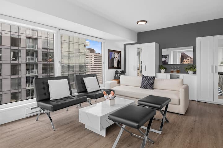 Pike Place Water-view 2-bdr, Pool, Parking - University Village - Seattle