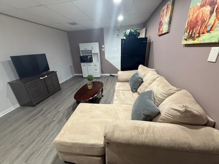 Private Basement, 2 Rooms, Bath, Living Area &Pool - 貝萊爾