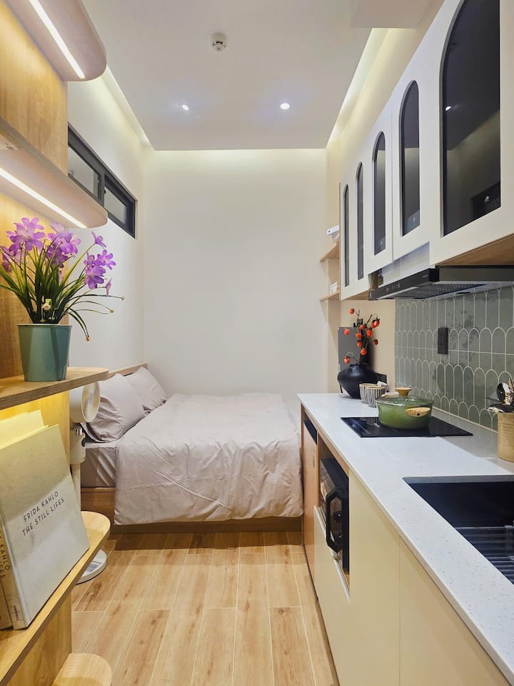 Workspace evidence from Cozy APT w kitchen/wifi free/smart TV in heart D3
