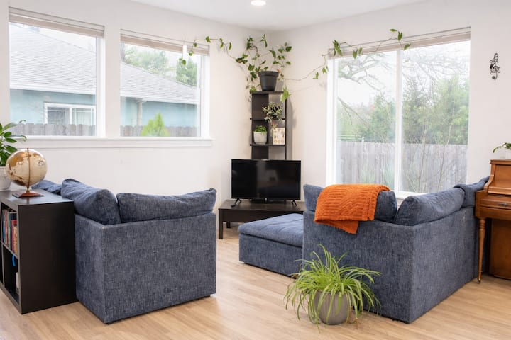Walkable Historic Salem Retreat | Chef's Kitchen - Salem, OR
