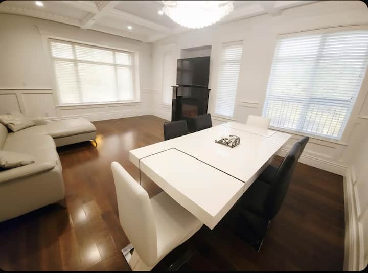 Large 6br / Sleep 12+ / Free Front Street Parking - Richmond, Canadá