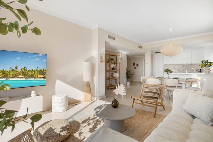 Sea View Penthouse With 2 Pools & Beach Nearby - Estepona