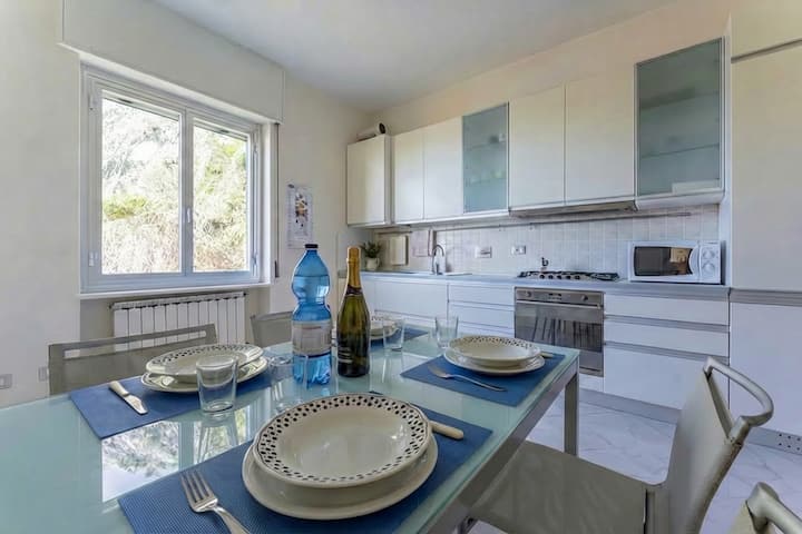 [Sunshine - 5 Star]: Sea View, Front Beach, Wi-fi - Levanto