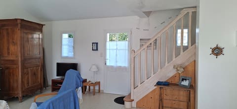 Top Airbnb: Vacation home 150 m from Plage du Midi à Barbâtre
