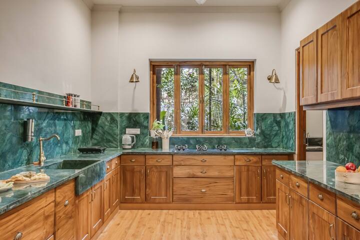 Full kitchen image 2