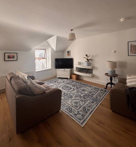 Top Airbnb: Causeway Nook | 3BR Coastal Loft | Beach & Parking in Causeway Coast And Glens District
