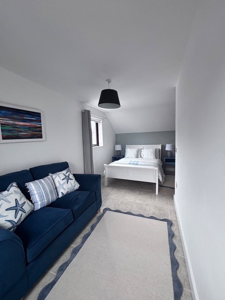 Bright airy and spacious bedroom with dual aspect windows - a clam retreat after a day exploring the Causeway Coast. 