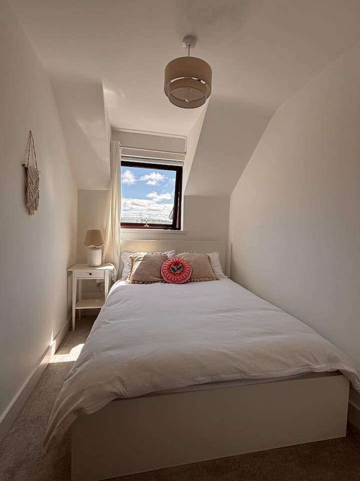 Cosy double room, soft carpeting and bedside lighting - a quiet, restful space for a comfortable nights sleep