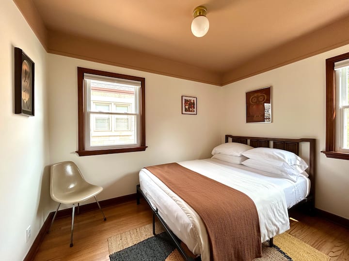 Chumba cha pili cha kulala kinatoa mapumziko ya kuvutia, kilicho na godoro la ukubwa wa queen la Brooklyn Bedding lenye ugumu wa wastani na mashuka laini ya pamba halisi ya Kituruki yenye uzi 300 na blanketi jepesi kwa ajili ya uzoefu wa kulala wenye ubora wa hoteli.