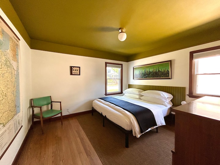 Jistareheshe kikamilifu ukitumia mashuka ya pamba halisi ya Kituruki yenye uzi 300, mfarishi mwepesi uliotandikwa kwenye godoro la ukubwa wa king la Brooklyn Bedding lenye ugumu wa kati. Mchanganyiko bora kwa ajili ya usingizi wa usiku wenye utulivu, unaofaa kwa hoteli.
