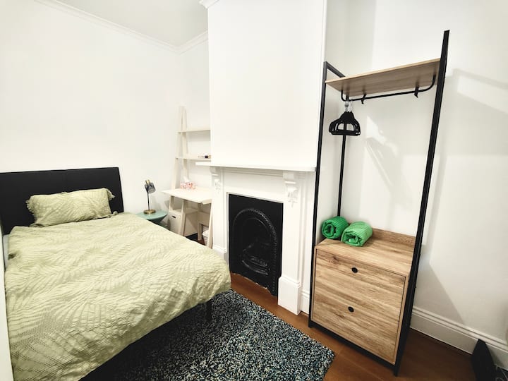 2 Mins Walk To Newtown Station -Single Room - Sydney