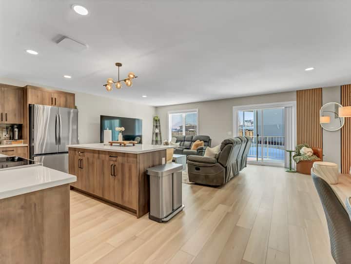 3br Modern Home | 85” Tv | Free Parking | Sleeps 6 - Medicine Hat