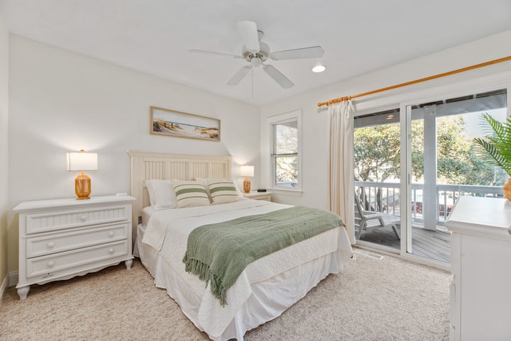 Esta acogedora habitación con cama queen, situada en el piso intermedio, está bellamente decorada y cuenta con su propio balcón privado, que ofrece un lugar tranquilo para salir, disfrutar del aire fresco de la costa y relajarse después de un día de playa.
