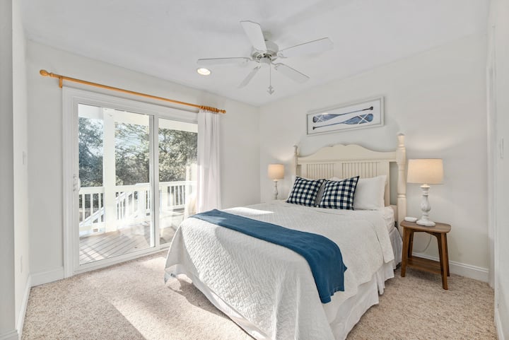 Esta acogedora habitación con cama queen en el piso intermedio está cuidadosamente decorada e incluye acceso a un balcón compartido con vistas a la piscina, lo que la convierte en un lugar encantador para disfrutar de tu café por la mañana o relajarte con la brisa de la noche.