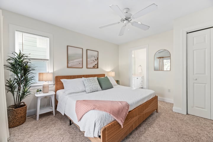La suite principal con cama king en el piso intermedio está cuidadosamente decorada y ofrece un refugio tranquilo con baño privado en la habitación y balcón, perfecta para relajarse después de un día de playa.