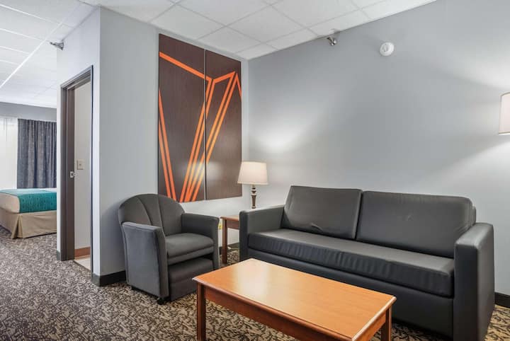 1br Suite | Elevation Inn | Rapid City Retreat - Rapid City, SD