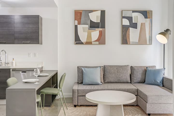 Downtown Miami Condo With Balcony & Rooftop Pool - Miami, FL