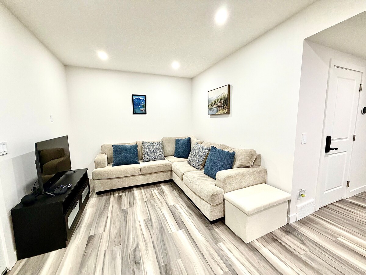 Cozy 2BR suite in Carrington NW Calgary