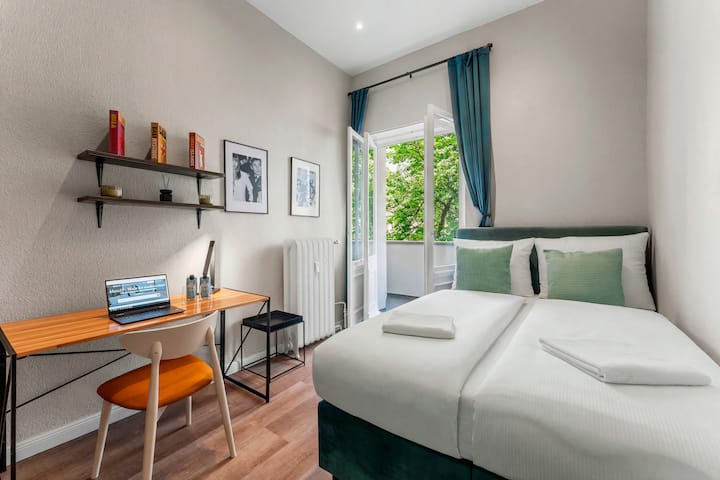 Studio With Kitchenette, Queen Size Bed & Balcony - Berlin