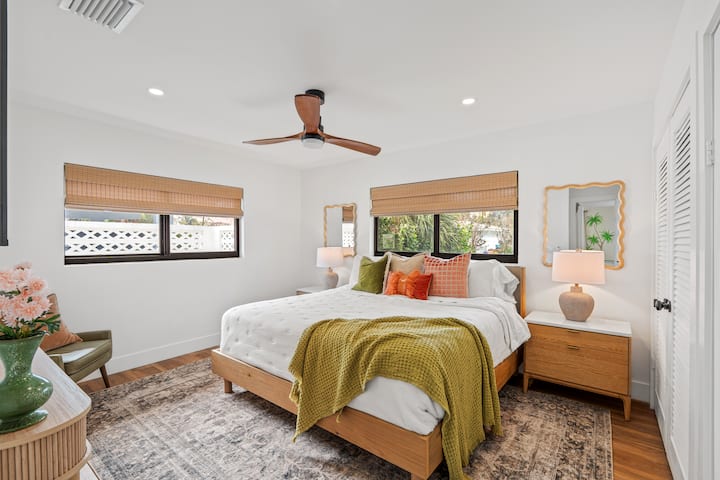 Suite principal con baño adjunto.