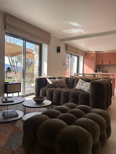 Propriété Airbnb réussie: Lake view • 2-bedroom apartment with garden à Veyrier Du Lac