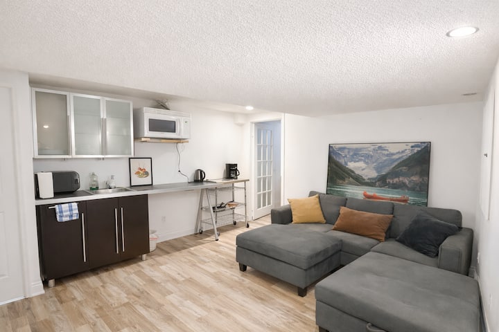 2 Bedroom! Prime Location! Near Mall And Stores! - Richmond Hill