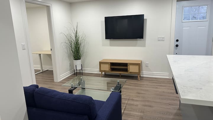 Modern 3br Near Utsc| Private Entry | 2 Baths - Splash Island