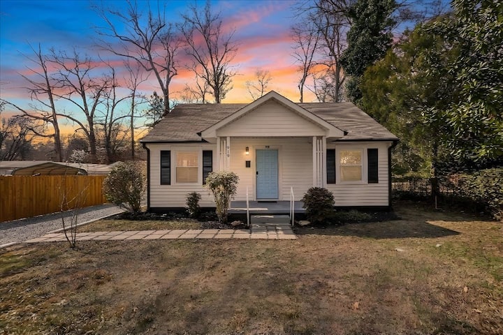 Cozy 3br Greensboro Retreat Near Dining And Shops - Greensboro, NC