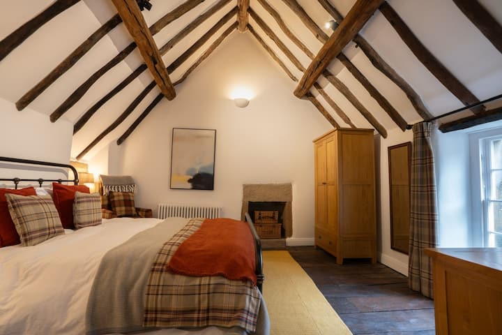 Peaceful upstairs retreat under the eaves