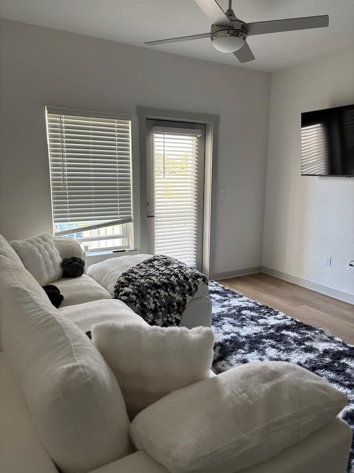 Modern Luxury Apartment W/ All Amenities Included - The Villages, FL