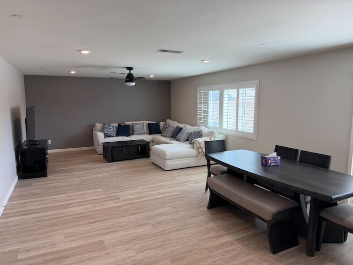 Sleeps 12,  Near Victoria Gardens & Ontario Mills - Fontana, CA