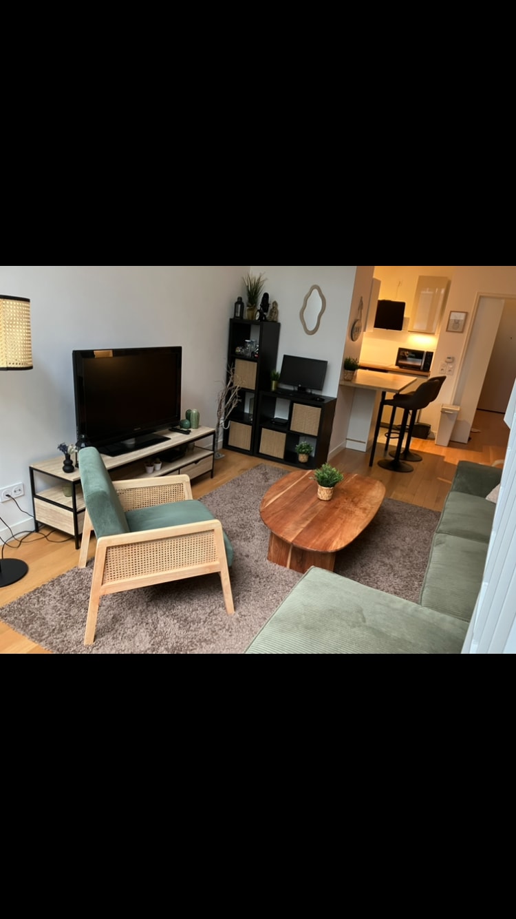 Top Airbnb: Artist’s Studio–Style Apartment with Parking in Boulogne Billancourt