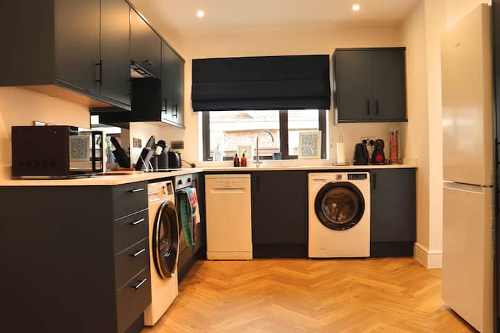 5br Home|contractors|secure Parking|hot Tub|golf - Luton