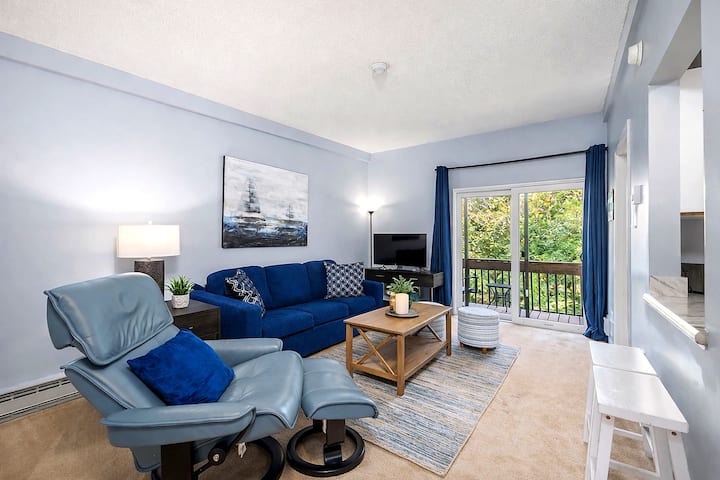 Weirs Beach Condo W/ Pool Near Lake & Gunstock - Weirs Beach, NH