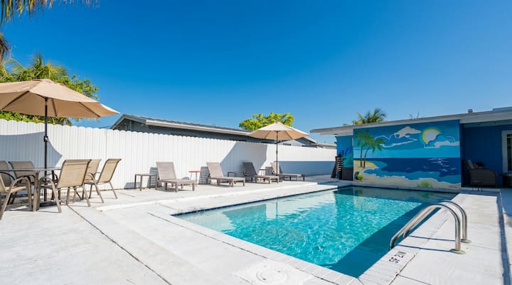4br Saltwater Pool · Ping-pong & Outdoor Tv Lounge - Pembroke Pines, FL