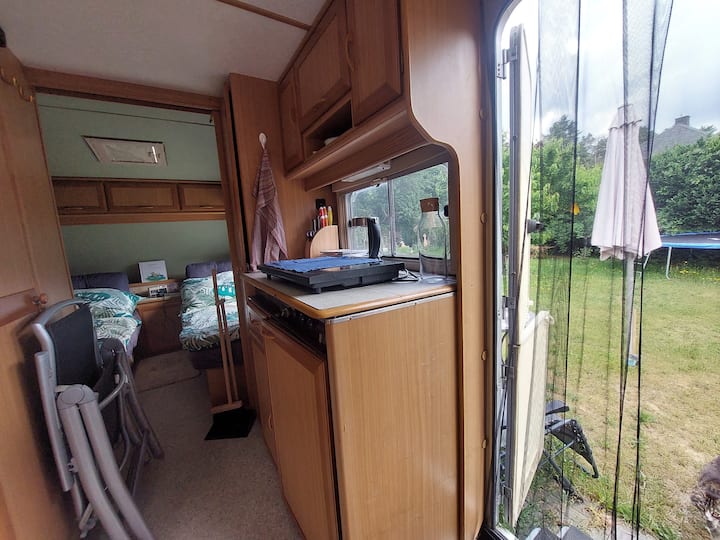 Großer üBerdachter Wohnwagen Mit Außentoilette - Germania