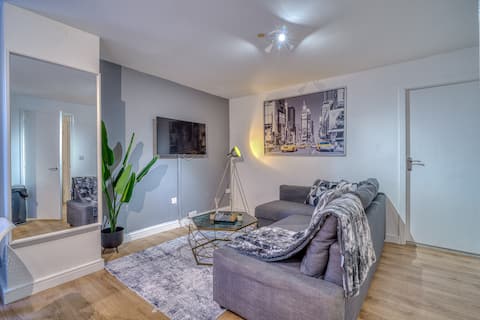 Top Airbnb: Spacious 3BedRoom Apartment: AO Arena & Parking in Cheetham Hill