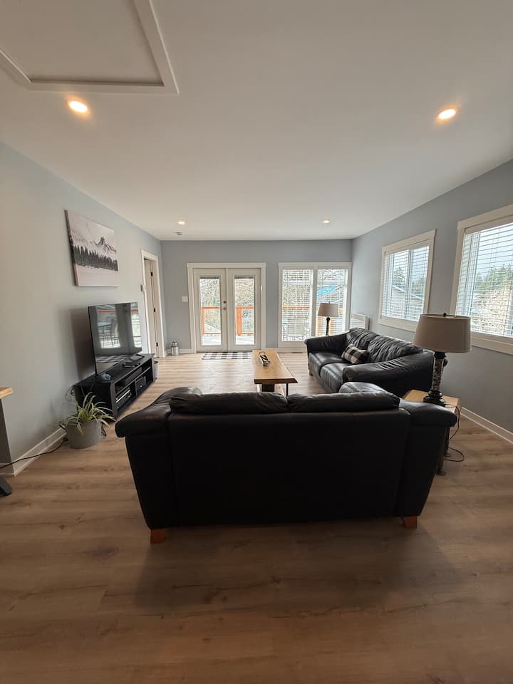 Village Lake Escape - Brand New 3 Bedroom - Cowichan Bay